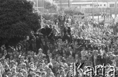 31.08.1980, Gdańsk, Polska.
Strajk w Stoczni Gdańskiej im. Lenina. Tłum zgromadzony przed stocznią podczas ogłaszania przez Lecha Wałęsę podpisania porozumienia między Międzyzakładowym Komitetem Strajkowym a komisją rządową.
Fot. Witold Górka, zbiory Ośrodka KARTA