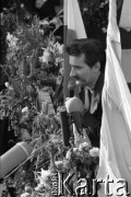 31.08.1980, Gdańsk, Polska.
Strajk w Stoczni Gdańskiej im. Lenina. Lech Wałęsa na bramie nr 2 ogłasza podpisanie porozumienia pomiędzy Międzyzakładowym Komitetem Strajkowym a komisją rządową.
Fot. Witold Górka, zbiory Ośrodka KARTA