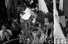 31.08.1980, Gdańsk, Polska.
Strajk w Stoczni Gdańskiej im. Lenina. Lech Wałęsa na bramie nr 2 ogłasza podpisanie porozumienia pomiędzy Międzyzakładowym Komitetem Strajkowym a komisją rządową.
Fot. Witold Górka, zbiory Ośrodka KARTA