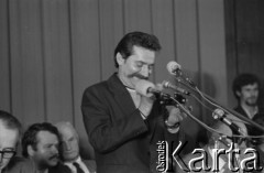 31.08.1980, Gdańsk, Polska.
Strajk w Stoczni Gdańskiej im. Lenina. Sala BHP, podpisanie porozumienia pomiędzy przedstawicielami strajkujących a komisją rządową, przemawia Lech Wałęsa.
Fot. Witold Górka, zbiory Ośrodka KARTA