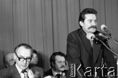31.08.1980, Gdańsk, Polska.
Strajk w Stoczni Gdańskiej im. Lenina. Sala BHP, podpisanie porozumienia pomiędzy przedstawicielami strajkujących a komisją rządową. Przemawia Lech Wałęsa, obok niego siedzi wicepremier Mieczysław Jagielski.
Fot. Witold Górka, zbiory Ośrodka KARTA