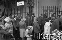 Sierpień 1980, Gdańsk, Polska.
Strajk w Stoczni Gdańskiej im. Lenina. Strajkujący stoczniowcy rozmawiają przez ogrodzenie z rodzinami.
Fot. Witold Górka, zbiory Ośrodka KARTA