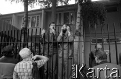 Sierpień 1980, Gdańsk, Polska.
Strajk w Stoczni Gdańskiej im. Lenina. Strajkujący stoczniowcy rozmawiają przez ogrodzenie z rodzinami.
Fot. Witold Górka, zbiory Ośrodka KARTA