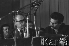 31.08.1980, Gdańsk, Polska.
Strajk w Stoczni Gdańskiej im. Lenina. Sala BHP, Lech Wałęsa składa podpis pod porozumieniem z komisją rządową, obok siedzi wicepremier Mieczysław Jagielski.
Fot. Witold Górka, zbiory Ośrodka KARTA