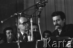 31.08.1980, Gdańsk, Polska.
Strajk w Stoczni Gdańskiej im. Lenina. Sala BHP, Lech Wałęsa składa podpis pod porozumieniem z komisją rządową, obok siedzi wicepremier Mieczysław Jagielski.
Fot. Witold Górka, zbiory Ośrodka KARTA