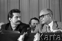 31.08.1980, Gdańsk, Polska.
Strajk w Stoczni Gdańskiej im. Lenina. Sala BHP, podpisanie porozumienia pomiędzy przedstawicielami strajkujących a komisją rządową. Lech Wałęsa rozmawia z przewodniczącym Wojewódzkiej Rady Narodowej w Gdańsku Tadeuszem Fiszbachem.
Fot. Witold Górka, zbiory Ośrodka KARTA