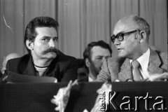 31.08.1980, Gdańsk, Polska.
Strajk w Stoczni Gdańskiej im. Lenina. Sala BHP, podpisanie porozumienia pomiędzy przedstawicielami strajkujących a komisją rządową. Lech Wałęsa rozmawia z przewodniczącym Wojewódzkiej Rady Narodowej w Gdańsku Tadeuszem Fiszbachem.
Fot. Witold Górka, zbiory Ośrodka KARTA