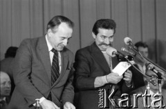 31.08.1980, Gdańsk, Polska.
Strajk w Stoczni Gdańskiej im. Lenina. Sala BHP, podpisanie porozumienia między Międzyzakładowym Komitetem Strajkowym a komisją rządową. Za stołem prezydialnym stoją wicepremier Mieczysław Jagielski i Lech Wałęsa.
Fot. Witold Górka, zbiory Ośrodka KARTA