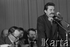 31.08.1980, Gdańsk, Polska.
Strajk w Stoczni Gdańskiej im. Lenina. Sala BHP, podpisanie porozumienia pomiędzy przedstawicielami strajkujących a komisją rządową. Przemawia Lech Wałęsa, obok niego siedzi wicepremier Mieczysław Jagielski.
Fot. Witold Górka, zbiory Ośrodka KARTA