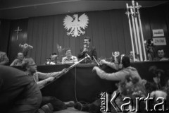 Sierpień 1980, Gdańsk, Polska.
Strajk w Stoczni Gdańskiej im. Lenina. Sala BHP, obrady Międzyzakładowego Komitetu Strajkowego, przy stole prezydialnym od lewej: Zdzisław Kobyliński, Henryka Krzywonos, Anna Walentynowicz, Lech Wałęsa.
Fot. Witold Górka, zbiory Ośrodka KARTA