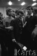 Sierpień 1980, Gdańsk, Polska.
Strajk w Stoczni Gdańskiej im. Lenina. Sala BHP, Lech Wałęsa w otoczeniu strajkujących, w ręku trzyma bukiet kwiatów.
Fot. Witold Górka, zbiory Ośrodka KARTA