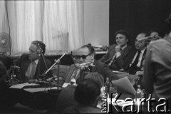 Sierpień 1980, Gdańsk, Polska.
Strajk w Stoczni Gdańskiej im. Lenina. Negocjacje strajkujących z komisją rządową. Od lewej przy stole: wojewoda gdański Jerzy Kołodziejski, przewodniczący Wojewódzkiej Rady Narodowej w Gdańsku Tadeusz Fiszbach, wicepremier Mieczysław Jagielski.
Fot. Witold Górka, zbiory Ośrodka KARTA