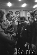 Sierpień 1980, Gdańsk, Polska.
Strajk w Stoczni Gdańskiej im. Lenina. Sala BHP, Lech Wałęsa wśród strajkujących.
Fot. Witold Górka, zbiory Ośrodka KARTA