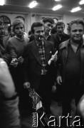 Sierpień 1980, Gdańsk, Polska.
Strajk w Stoczni Gdańskiej im. Lenina. Sala BHP, Lech Wałęsa wśród strajkujących.
Fot. Witold Górka, zbiory Ośrodka KARTA