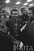 Sierpień 1980, Gdańsk, Polska.
Strajk w Stoczni Gdańskiej im. Lenina. Sala BHP, Lech Wałęsa wśród strajkujących.
Fot. Witold Górka, zbiory Ośrodka KARTA