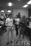 Sierpień 1980, Gdańsk, Polska.
Strajk w Stoczni Gdańskiej im. Lenina. Sala BHP, mężczyzna w koszulce z logiem 