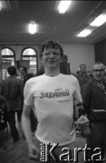 Sierpień 1980, Gdańsk, Polska.
Strajk w Stoczni Gdańskiej im. Lenina. Sala BHP, mężczyzna w koszulce z logiem 