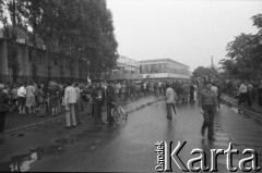 Sierpień 1980, Gdańsk, Polska.
Strajk w Stoczni Gdańskiej im. Lenina. Ludzie zgromadzeni pod stocznią.
Fot. Witold Górka, zbiory Ośrodka KARTA