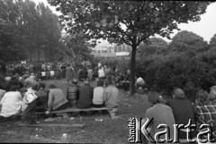 Sierpień 1980, Gdańsk, Polska.
Strajk w Stoczni Gdańskiej im. Lenina. Ludzie zgromadzeni w skwerku pod stocznią.
Fot. Witold Górka, zbiory Ośrodka KARTA