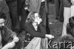 Sierpień 1980, Gdańsk, Polska.
Strajk w Stoczni Gdańskiej im. Lenina. Kobieta siedząca na trawie.
Fot. Witold Górka, zbiory Ośrodka KARTA