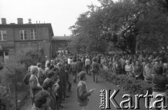 Sierpień 1980, Gdańsk, Polska.
Strajk w Stoczni Gdańskiej im. Lenina. Strajkujący zgromadzeni wzdłuż alei prowadzącej do sali BHP, którą idzie delegacja rządowa.
Fot. Witold Górka, zbiory Ośrodka KARTA