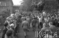 Sierpień 1980, Gdańsk, Polska.
Strajk w Stoczni Gdańskiej im. Lenina. Strajkujący zgromadzeni wzdłuż alei prowadzącej do sali BHP, którą idzie delegacja rządowa.
Fot. Witold Górka, zbiory Ośrodka KARTA