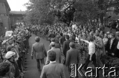 Sierpień 1980, Gdańsk, Polska.
Strajk w Stoczni Gdańskiej im. Lenina. Strajkujący zgromadzeni wzdłuż alei prowadzącej do sali BHP, którą idzie delegacja rządowa.
Fot. Witold Górka, zbiory Ośrodka KARTA