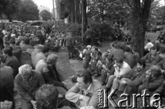 Sierpień 1980, Gdańsk, Polska.
Strajk w Stoczni Gdańskiej im. Lenina. Strajkujący na terenie stoczni.
Fot. Witold Górka, zbiory Ośrodka KARTA