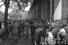 Sierpień 1980, Gdańsk, Polska.
Strajk w Stoczni Gdańskiej im. Lenina. Strajkujący zgromadzeni przy sali BHP.
Fot. Witold Górka, zbiory Ośrodka KARTA