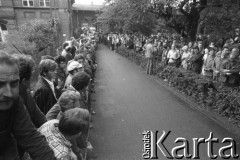 Sierpień 1980, Gdańsk, Polska.
Strajk w Stoczni Gdańskiej im. Lenina. Strajkujący zgromadzeni wzdłuż alei prowadzącej do sali BHP.
Fot. Witold Górka, zbiory Ośrodka KARTA