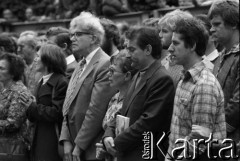 Sierpień 1980, Gdańsk, Polska.
Strajk w Stoczni Gdańskiej im. Lenina. Msza święta na terenie stoczni, w pierwszym planie od prawej stoją: NN, Lech Wałęsa, Anna Walentynowicz, Romuald Kukułowicz.
Fot. Witold Górka, zbiory Ośrodka KARTA