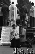 Sierpień 1980, Gdańsk, Polska.
Strajk w Stoczni Gdańskiej im. Lenina. Msza święta na terenie stoczni, pod ołtarzem ksiądz spowiada robotnika.
Fot. Witold Górka, zbiory Ośrodka KARTA