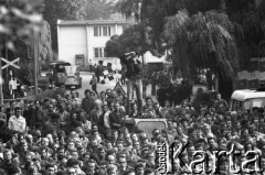 Sierpień 1980, Gdańsk, Polska.
Strajk w Stoczni Gdańskiej im. Lenina. Tłum strajkujących zgromadzony na mszy świętej, w środku widoczny fotoreporter.
Fot. Witold Górka, zbiory Ośrodka KARTA