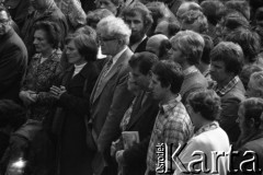 Sierpień 1980, Gdańsk, Polska.
Strajk w Stoczni Gdańskiej im. Lenina. Msza święta na terenie stoczni, w pierwszym rzędzie od prawej stoją: NN, NN, NN, Lech Wałęsa, Anna Walentynowicz, Romuald Kukułowicz, NN, NN.
Fot. Witold Górka, zbiory Ośrodka KARTA