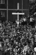 Sierpień 1980, Gdańsk, Polska.
Strajk w Stoczni Gdańskiej im. Lenina. Tłum zgromadzony przed stocznią podczas mszy świętej. Widoczny krzyż upamiętniających stoczniowców poległych w grudniu 1970 roku.
Fot. Witold Górka, zbiory Ośrodka KARTA