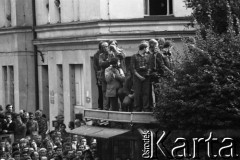 Sierpień 1980, Gdańsk, Polska.
Strajk w Stoczni Gdańskiej im. Lenina. Fotoreporterzy na dachu budynku podczas mszy świętej odprawianej na terenie stoczni.
Fot. Witold Górka, zbiory Ośrodka KARTA