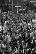 Sierpień 1980, Gdańsk, Polska.
Strajk w Stoczni Gdańskiej im. Lenina. Tłum zgromadzony przed stocznią podczas mszy świętej. W głębi krzyż upamiętniających stoczniowców poległych w grudniu 1970 roku.
Fot. Witold Górka, zbiory Ośrodka KARTA