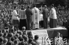 Sierpień 1980, Gdańsk, Polska.
Strajk w Stoczni Gdańskiej im. Lenina. Msza święta na terenie stoczni odprawiana przez księdza Henryka Jankowskiego.
Fot. Witold Górka, zbiory Ośrodka KARTA