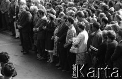 Sierpień 1980, Gdańsk, Polska.
Strajk w Stoczni Gdańskiej im. Lenina. Msza święta na terenie stoczni. W pierwszym rzędzie stoją m.in. Lech Wałęsa i Anna Walentynowicz.
Fot. Witold Górka, zbiory Ośrodka KARTA