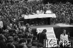 Sierpień 1980, Gdańsk, Polska.
Strajk w Stoczni Gdańskiej im. Lenina. Msza święta na terenie stoczni. Tłum zgromadzony wokół ołtarza, poniżej ksiądz spowiednik.
Fot. Witold Górka, zbiory Ośrodka KARTA