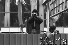 Sierpień 1980, Gdańsk, Polska.
Strajk w Stoczni Gdańskiej im. Lenina. Fotoreporterzy na budynku stoczni.
Fot. Witold Górka, zbiory Ośrodka KARTA