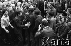 Sierpień 1980, Gdańsk, Polska.
Strajk w Stoczni Gdańskiej im. Lenina. Lech Wałęsa wśród strajkujących.
Fot. Witold Górka, zbiory Ośrodka KARTA