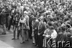 Sierpień 1980, Gdańsk, Polska.
Strajk w Stoczni Gdańskiej im. Lenina. Msza święta na terenie stoczni, w pierwszym rzędzie stoją m.in. Lech Wałęsa i Anna Walentynowicz, za fotoreporterami Romuald Kukułowicz.
Fot. Witold Górka, zbiory Ośrodka KARTA