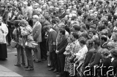 Sierpień 1980, Gdańsk, Polska.
Strajk w Stoczni Gdańskiej im. Lenina. Msza święta na terenie stoczni, w pierwszym rzędzie stoją m.in. Lech Wałęsa i Anna Walentynowicz, za fotoreporterami Romuald Kukułowicz.
Fot. Witold Górka, zbiory Ośrodka KARTA