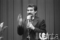 Sierpień 1980, Gdańsk, Polska.
Strajk w Stoczni Gdańskiej im. Lenina. Sala BHP, obrady Międzyzakładowego Komitetu Strajkowego, przemawia Lech Wałęsa.
Fot. Witold Górka, zbiory Ośrodka KARTA