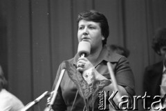 Sierpień 1980, Gdańsk, Polska.
Strajk w Stoczni Gdańskiej im. Lenina. Sala BHP, obrady Międzyzakładowego Komitetu Strajkowego, przemawia Henryka Krzywonos - motornicza, przedstawicielka w MKS Wojewódzkiego Przedsiębiorstwa Komunikacyjnego.
Fot. Witold Górka, zbiory Ośrodka KARTA