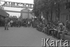 Sierpień 1980, Gdańsk, Polska.
Strajk w Stoczni Gdańskiej im. Lenina. Stoczniowcy siedzą na ławkach przy bramie nr 2.
Fot. Witold Górka, zbiory Ośrodka KARTA