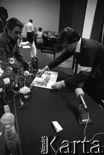 Sierpień 1980, Gdańsk, Polska.
Strajk w Stoczni Gdańskiej im. Lenina. Sala BHP, przerwa w obradach Międzyzakładowego Komitetu Strajkowego. Przy stole prezydialnym mężczyzna z kartką z napisem 