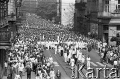 17.05.1981, Kraków, Polska.
Biały Marsz zorganizowany na znak solidarności z rannym w zamachu papieżem Janem Pawłem II. Uczestniczyło w nim ok. 300 tys. ludzi.
Fot. Witold Górka, zbiory Ośrodka KARTA