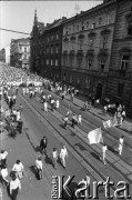 17.05.1981, Kraków, Polska.
Biały Marsz zorganizowany na znak solidarności z rannym w zamachu papieżem Janem Pawłem II. Uczestniczyło w nim ok. 300 tys. ludzi.
Fot. Witold Górka, zbiory Ośrodka KARTA